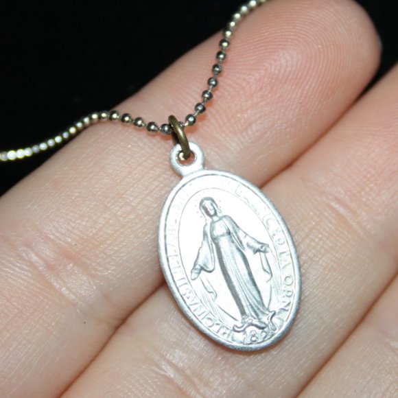 Beautiful silver Mother Mary necklace 16"